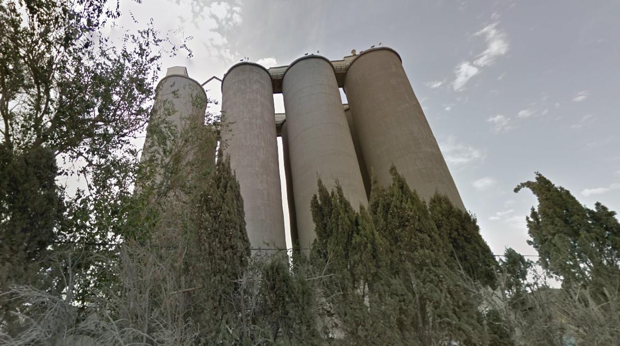 Silos de la cementera de Fontcalent (Alicante)