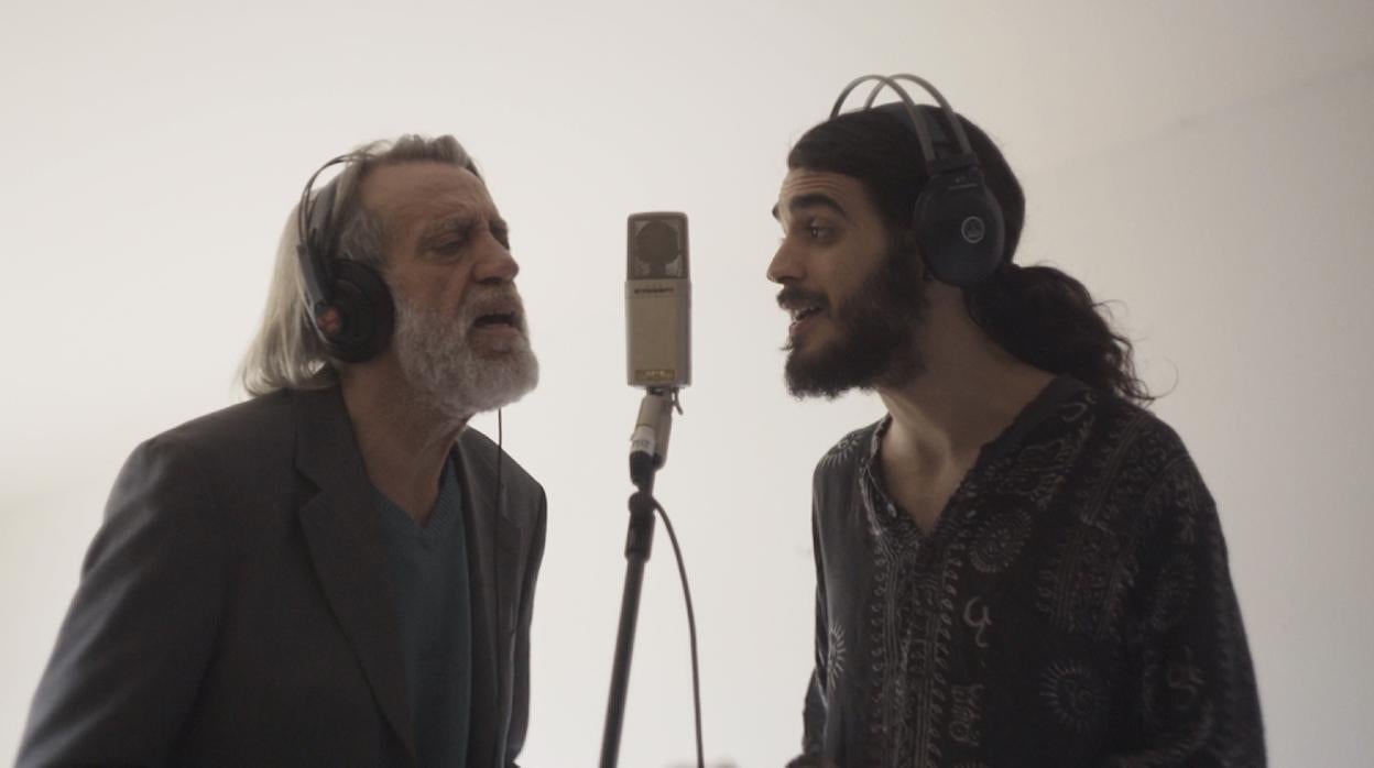 Luis Pastor, con su hijo Pedro, durante la grabación de una canción