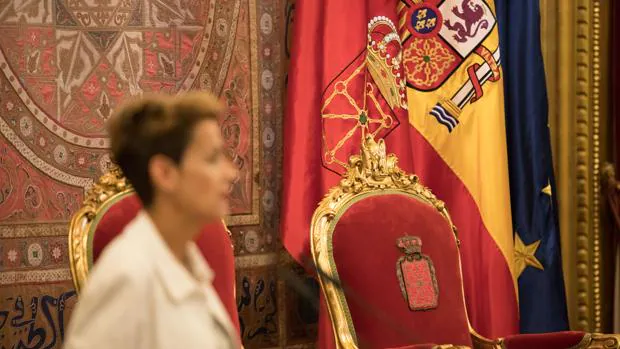 Chivite repone la bandera de España que quitó Barkos en el Gobierno foral