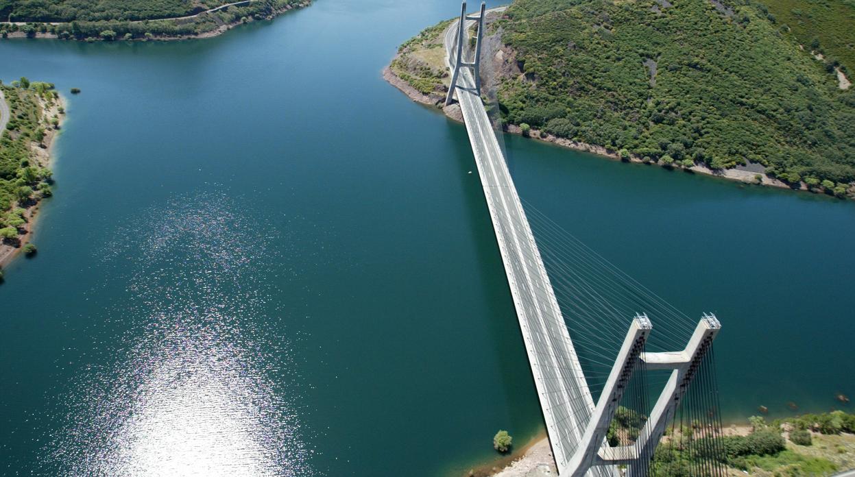 Foto aérea de la carretera que atraviesa el Embalse Barrios de Luna