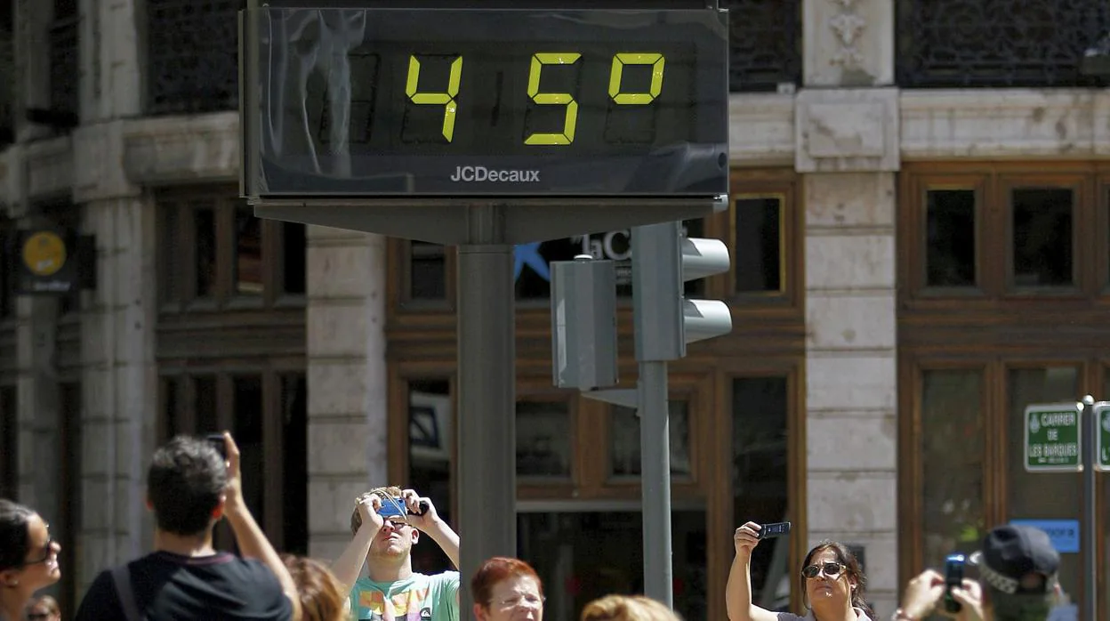 Imagen de archivo de un termómetro en el centro de Valencia que marca 45 grados