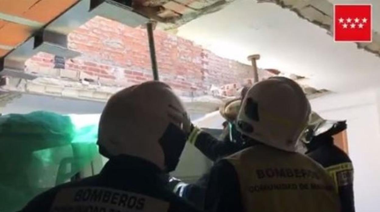 Bomberos en la vivienda de San Fernando en la que ha caido un muro