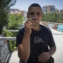 Mohamed posa con un cigarro sobre el puente en el que vive