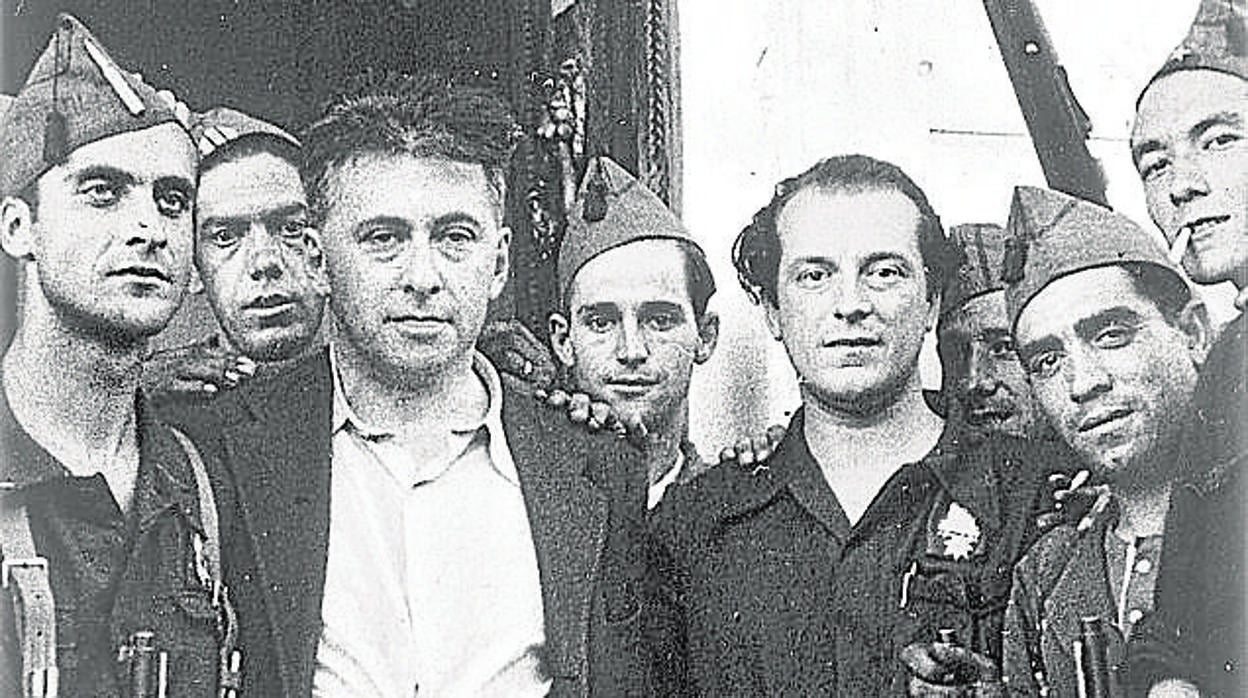 El escritor ruso Ilya Ehrenburg, junto al poeta Rafael Alberti y un grupo de milicianos en Talavera