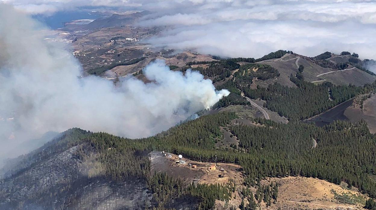 Fotografía facilitada por la Guardia Civil de uno de los focos del incendio que afecta a los municipios de Tejeda, Artenara y Gáldar en la isla de Gran Canaria