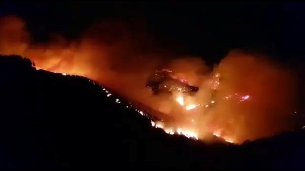 Más de un millar de personas evacuadas por un incendio que arrasa más de mil hectáreas en Canarias