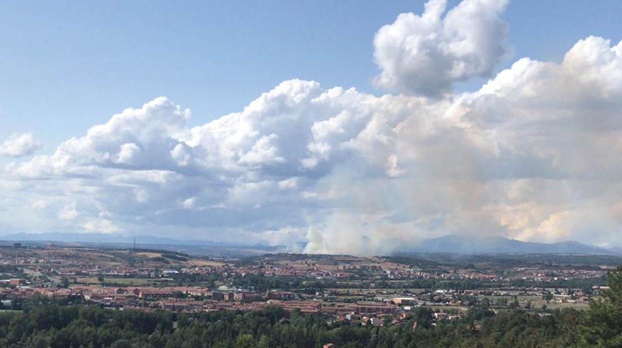 El humo se puede ver desde la capital Leonesa