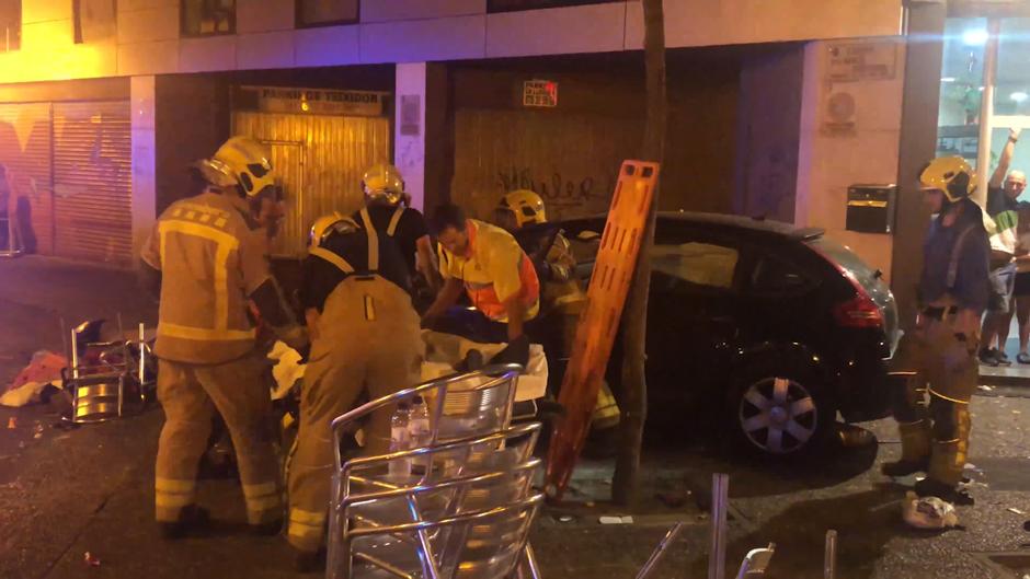 Vídeo: Así ha quedado la terraza tras el choque de un coche en Gerona