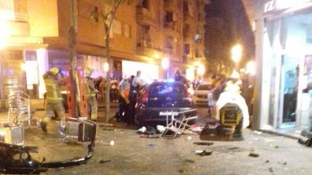 Nueve heridos al embestir su coche contra la terraza de un bar