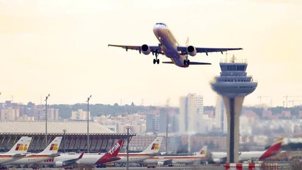 Dos detenidos en el Aeropuerto de Barajas al intentar introducir 53 kilos de cocaína en la bodega de un avión