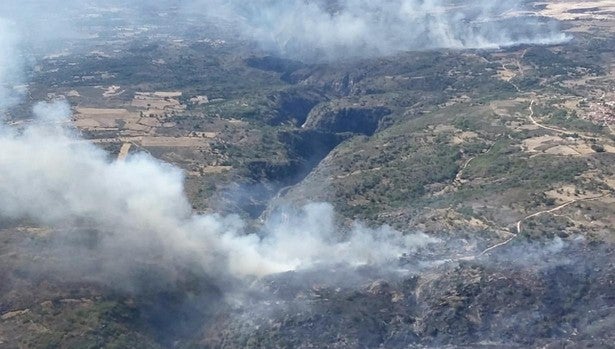 El incendio que amenazaba Las Arribes del Duero calcina unas 170 hectáreas