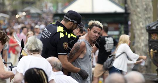 Una pareja de urbanos, identificando a un sospechoso el miércoles en La Rambla