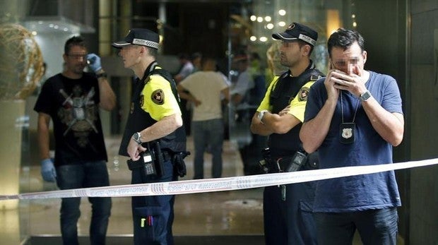 Hallan bajo un camión el cadáver semidesnudo de una mujer en Barcelona