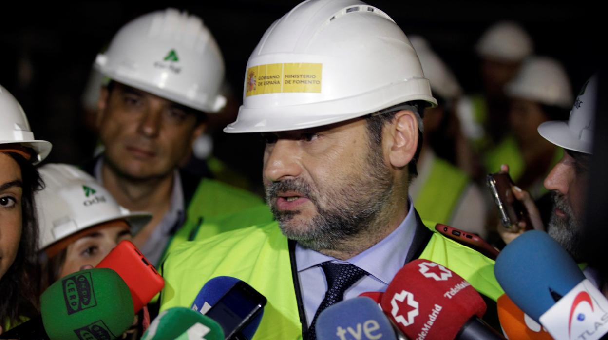 El ministro de Fomento en funciones, José Luis Ábalos, hace declaraciones a los periodistas durante su visita este jueves al túnel de Cercanías de Recoletos para supervisar el avance de los trabajos de mejora y modernización