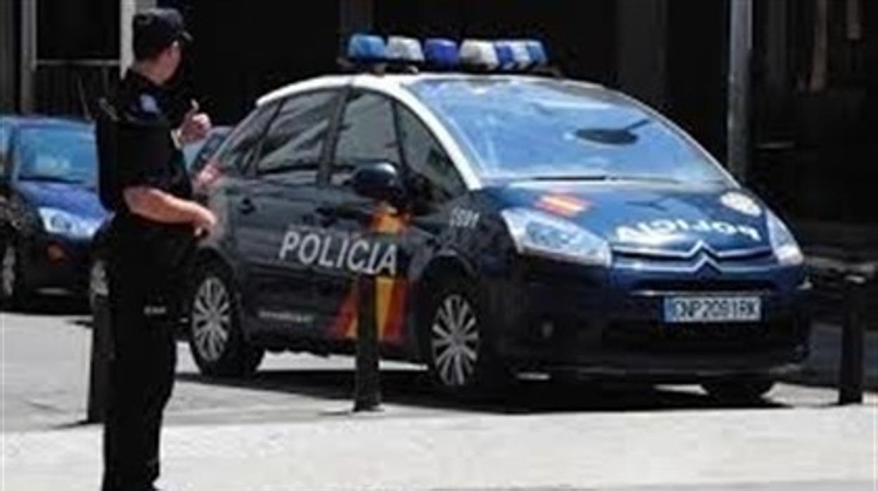 Agentes de la Policía Nacional en la localidad de Puertollano