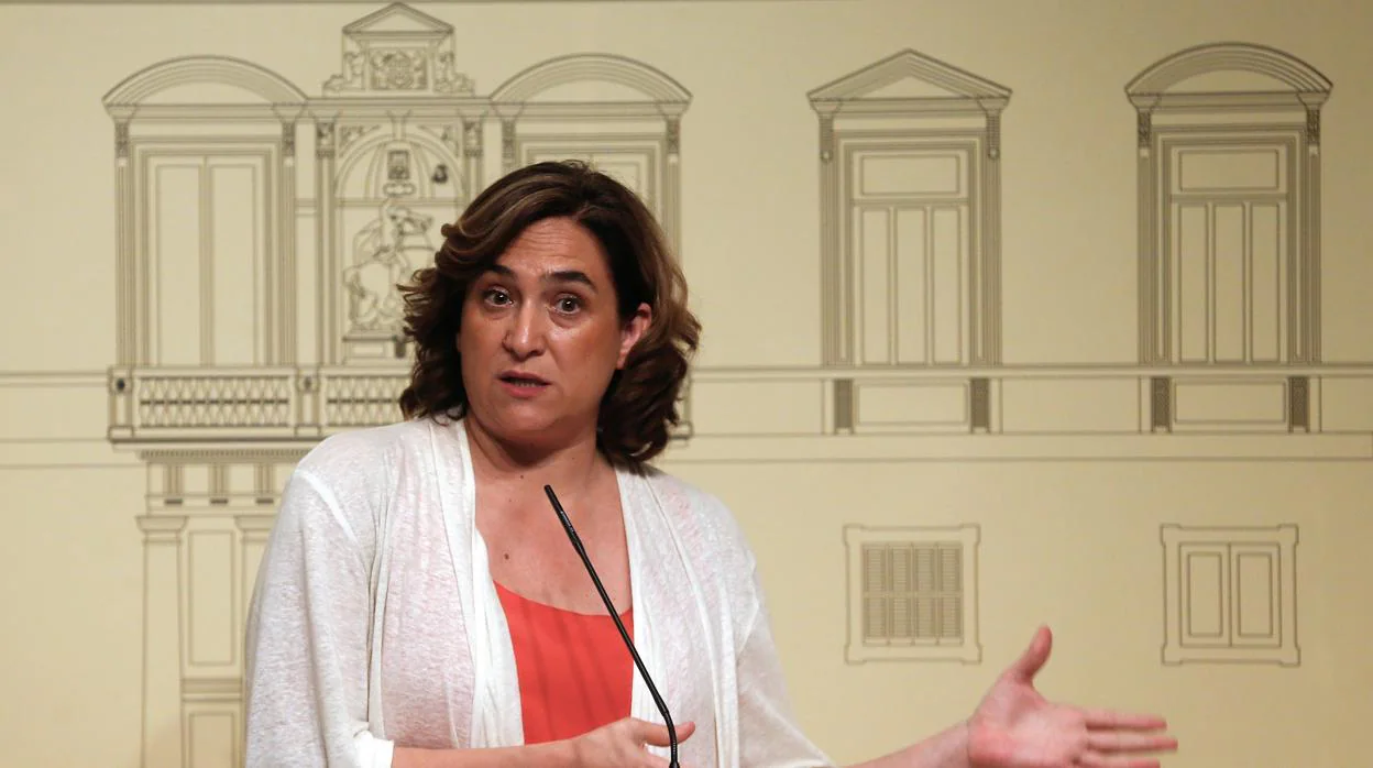 La alcaldesa de Barcelona, Ada Colau, durante la rueda de prensa ofrecida a los medios de comunicación tras reunirse hoy con el presidente de la Generalitat, Quim Torra, el 30 de julio