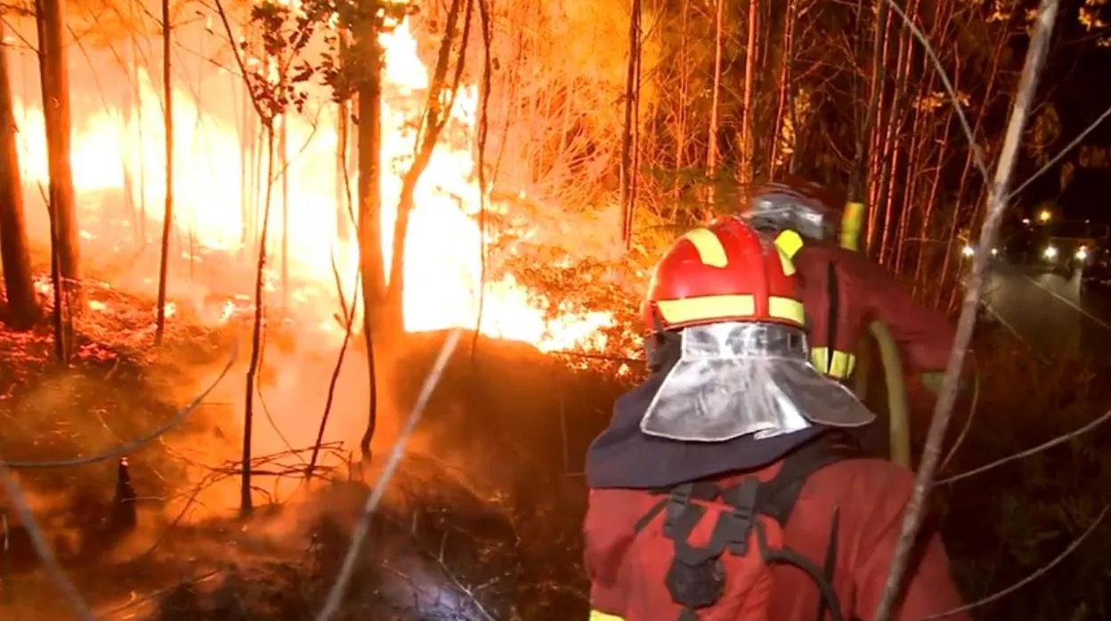 Así «engañan» los bomberos al fuego en Canarias