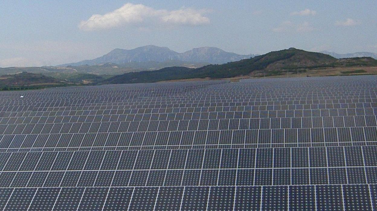 Placas fotovoltaicas en un parque de energía solar