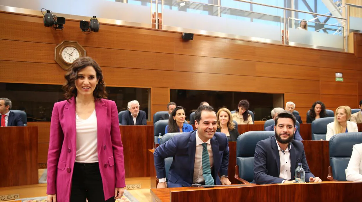 Isabel Díaz Ayuso pasa junto a Ignacio Aguado en la Asamblea de Madrid