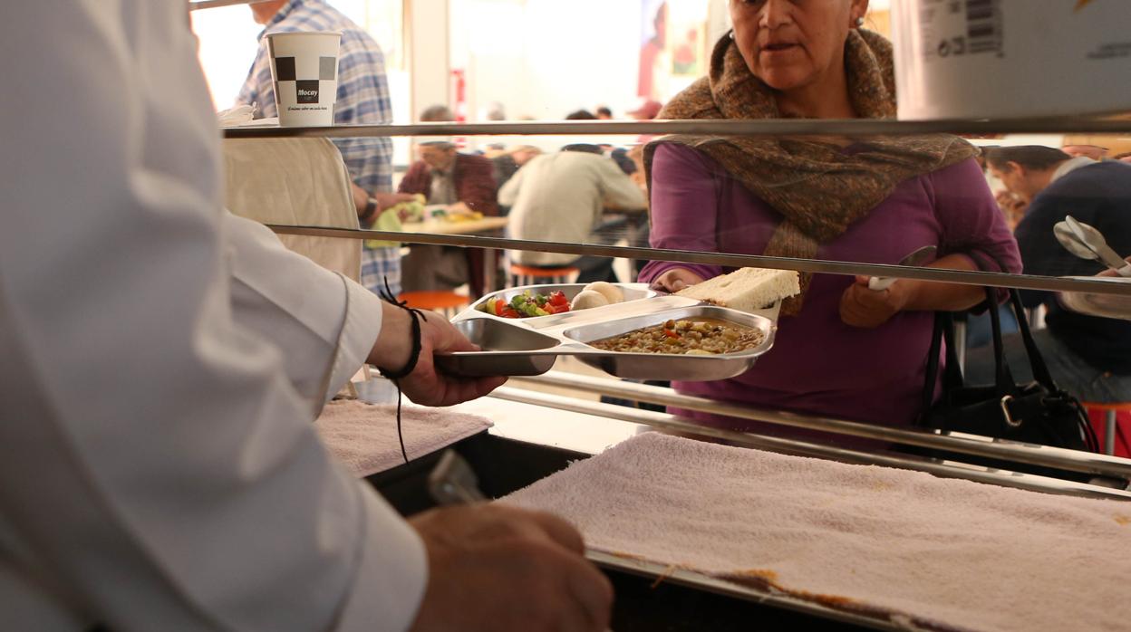 Servicio de mediodía en un comedor social en una imagen de archivo