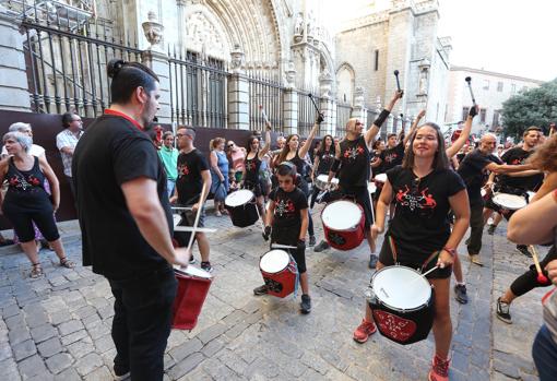 La batucada Kekumba en plena acción ante la catedral de Toledo