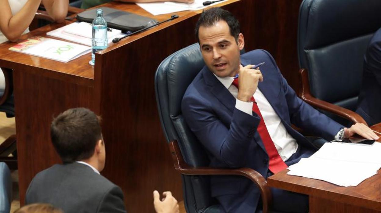 El portavoz de Ciudadanos y futuro vicepresidente del Gobierno, Ignacio Aguado, en su escaño en la Asamblea