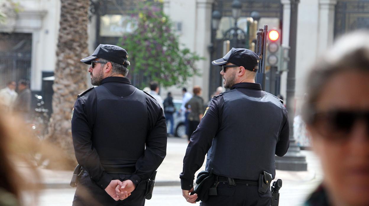 Imagen de archivo de dos agentes en Valencia