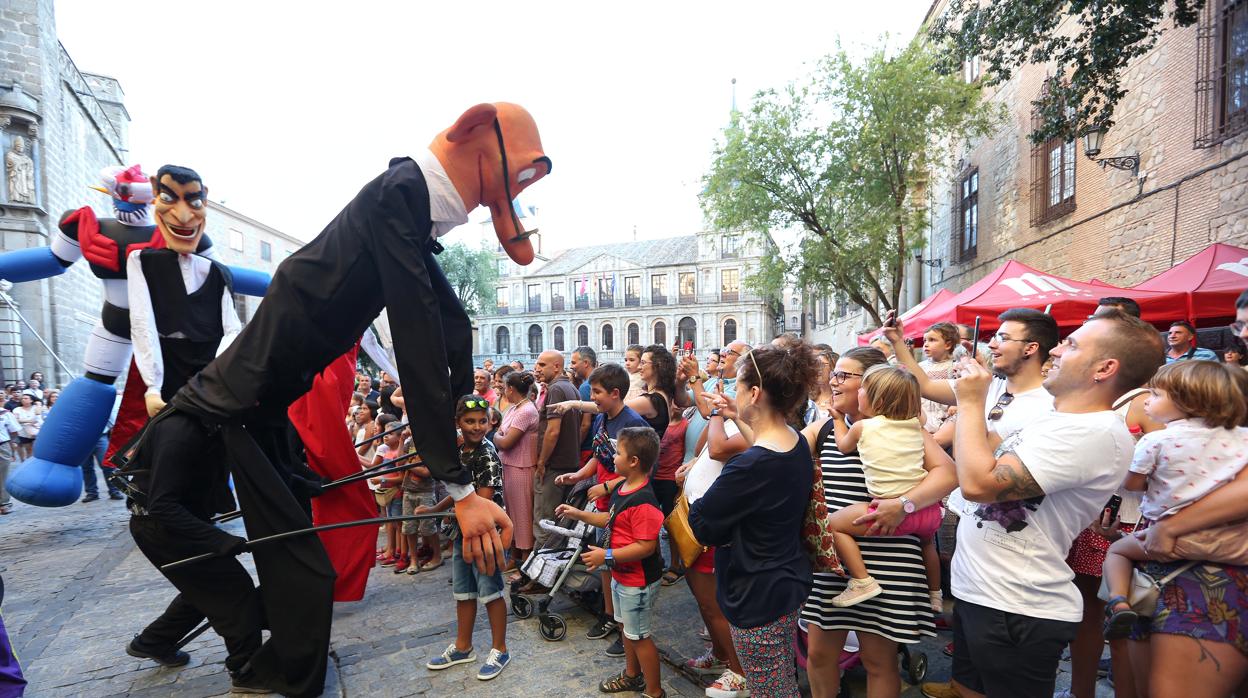 Numeroso público recibe a los Gigantones en la Plaza del Ayuntamiento de Toledo