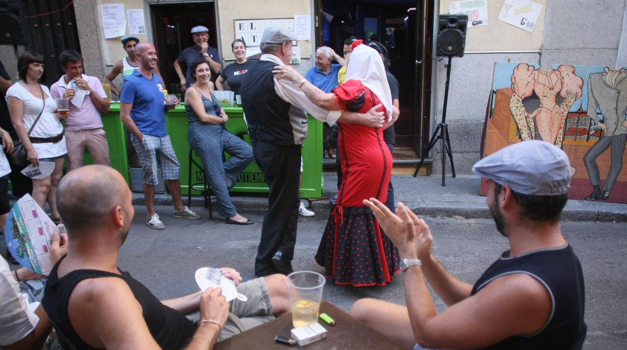 Una pareja bailando chotis en las fiestas de La Paloma en una imagen de archivo