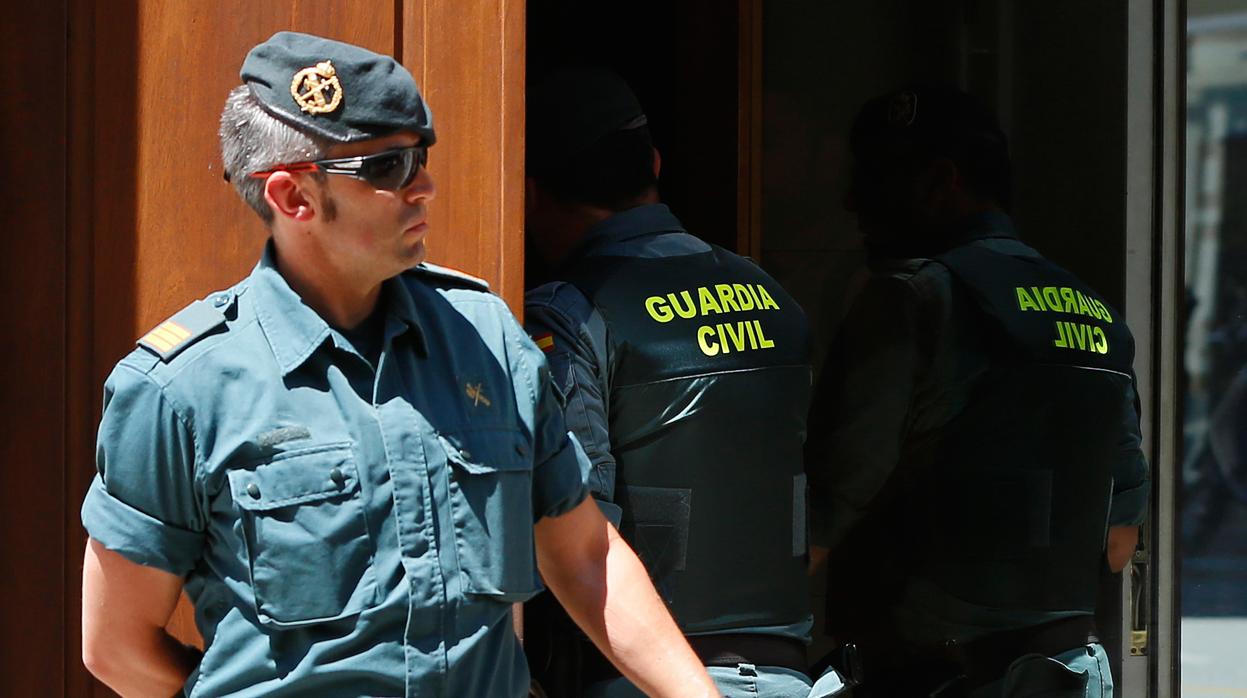 Imagen de archivo de dos agentes de la Guardia Civil