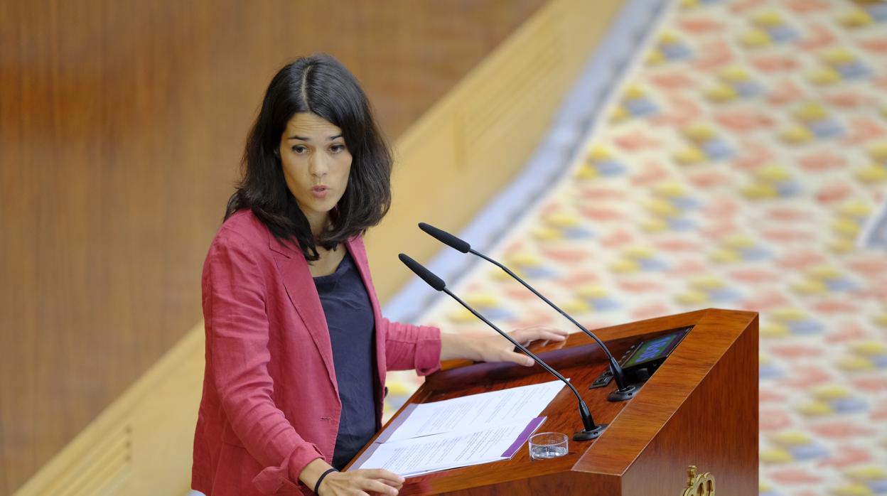 Isa Serra, portavoz de Unidas Podemos, durante su réplica a Ayuso en la Asamblea