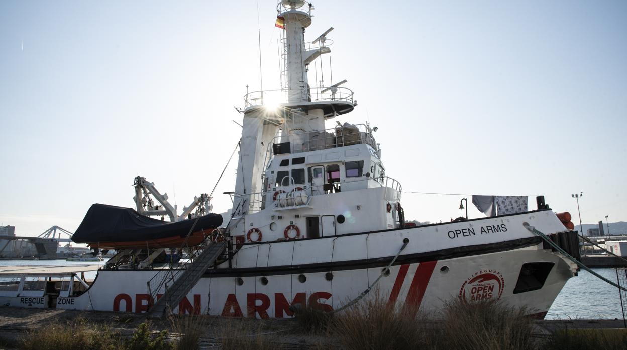 Imagen de archivo de un barco de «Open Arms» en el puerto de Barcelona