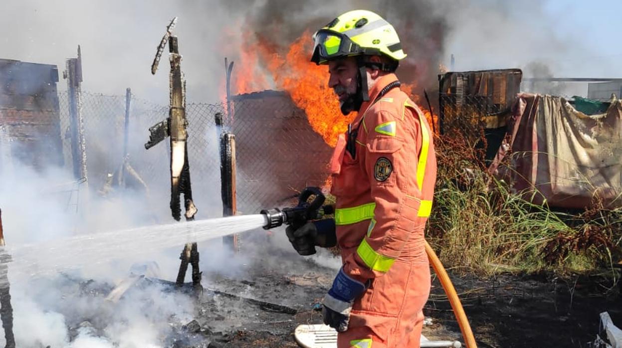 Un bombero trabaja en la extinción de un incendio hace unos días en la provincia de Valencia