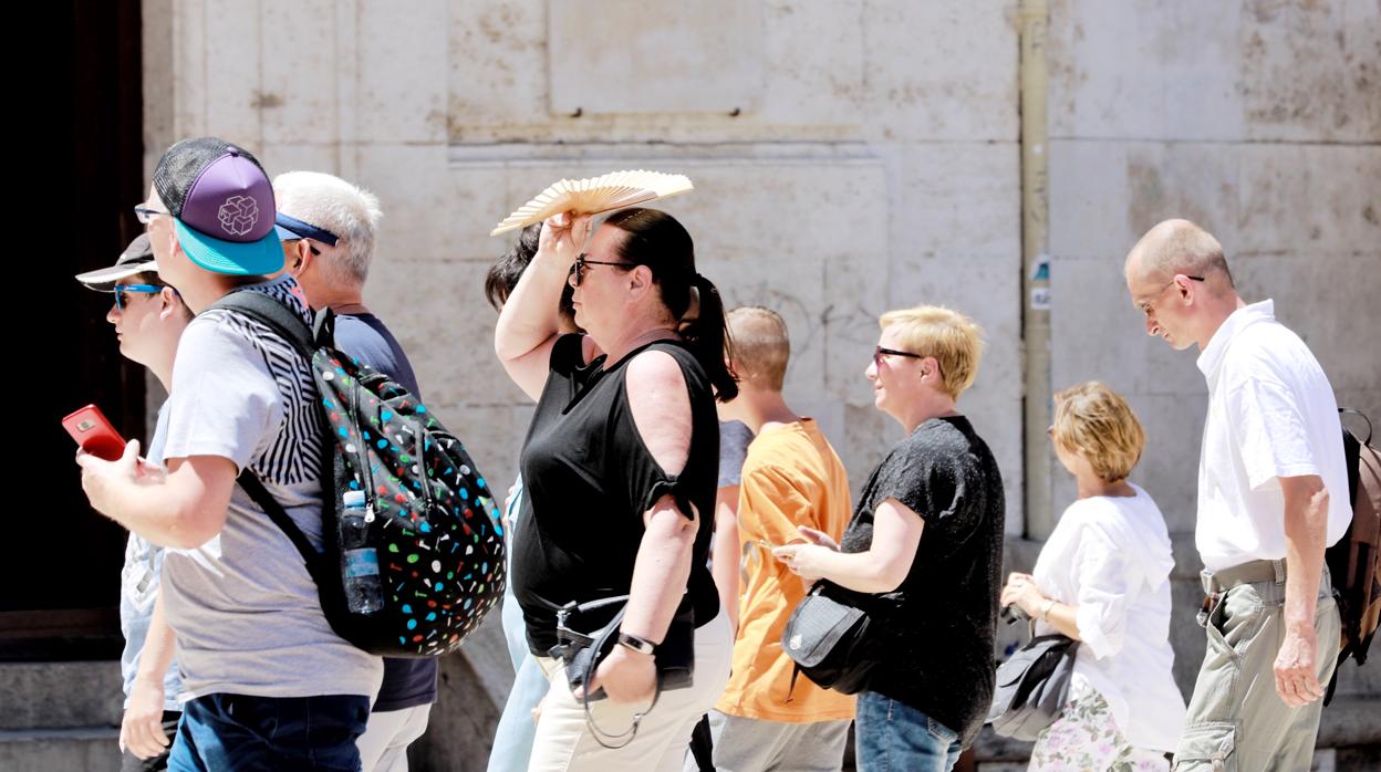 Imagen de archivo de unos turistas paseando por Valencia en una jornada calurosa