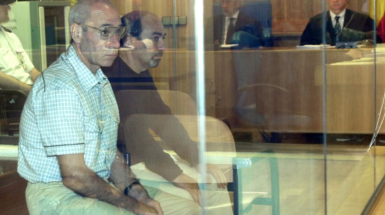 Caride, a la izquierda, junto al histórico Santi Potros durante el juicio por el atentado de Hipercor