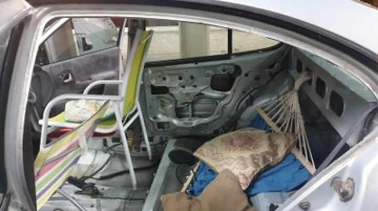 Interior del vehículo, que también llevaba una hamaca en lugar de asientos traseros