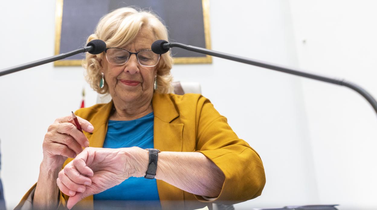 Manuela Carmena durante su último pleno en el Ayuntamiento de Madrid, el 12 de junio