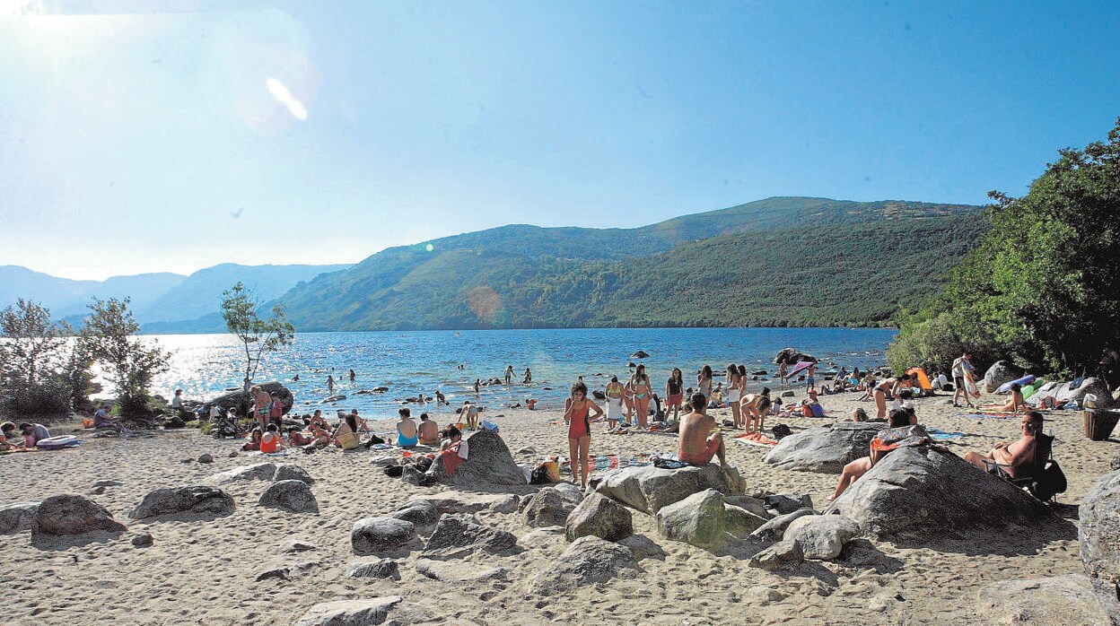 Playa de Lago de Sanabria (Zamora), una de las treinta zonas de baño naturales autorizadas por la Junta