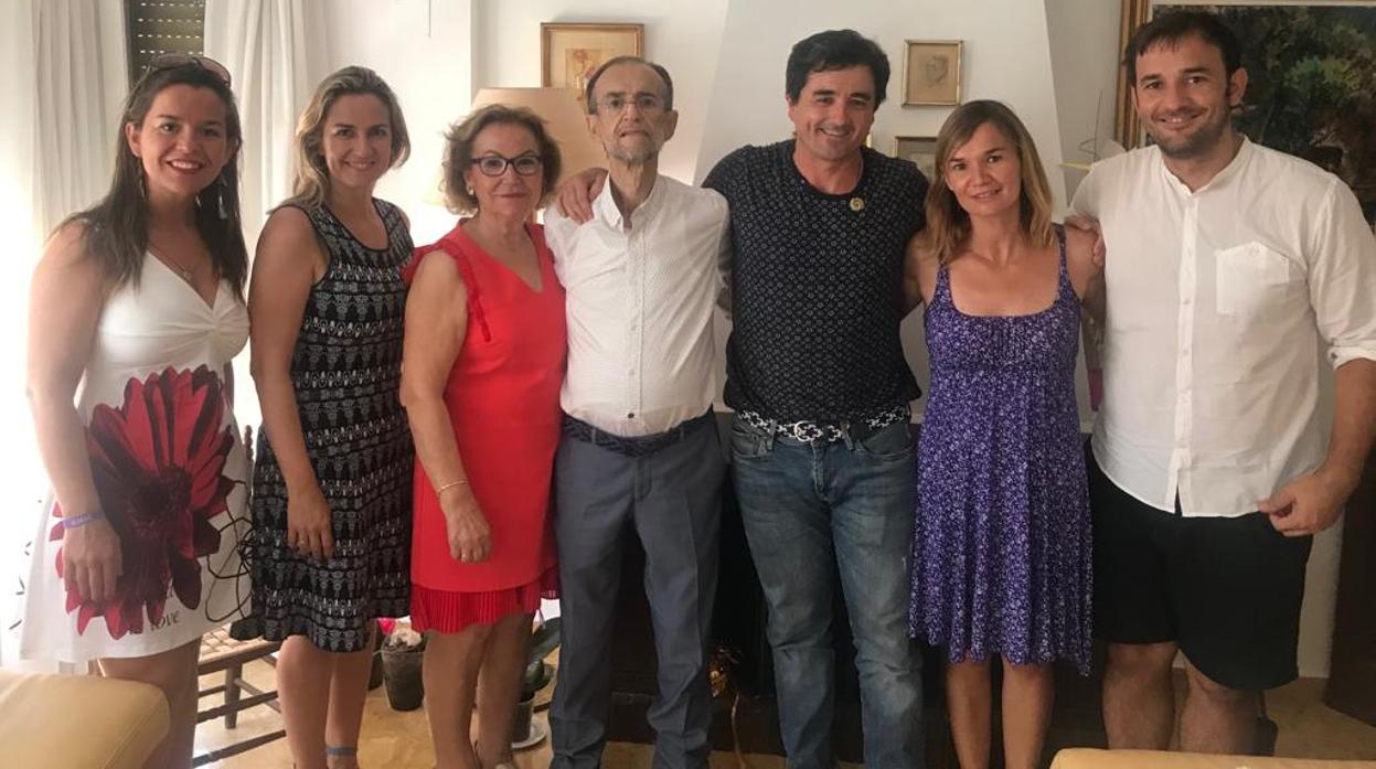 Rafael Lloret junto al alcalde de Borriol, Hèctor Ramos, y su familia