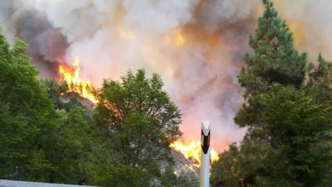 Vídeo: equipos aéreos luchan contra el incendio de Canarias