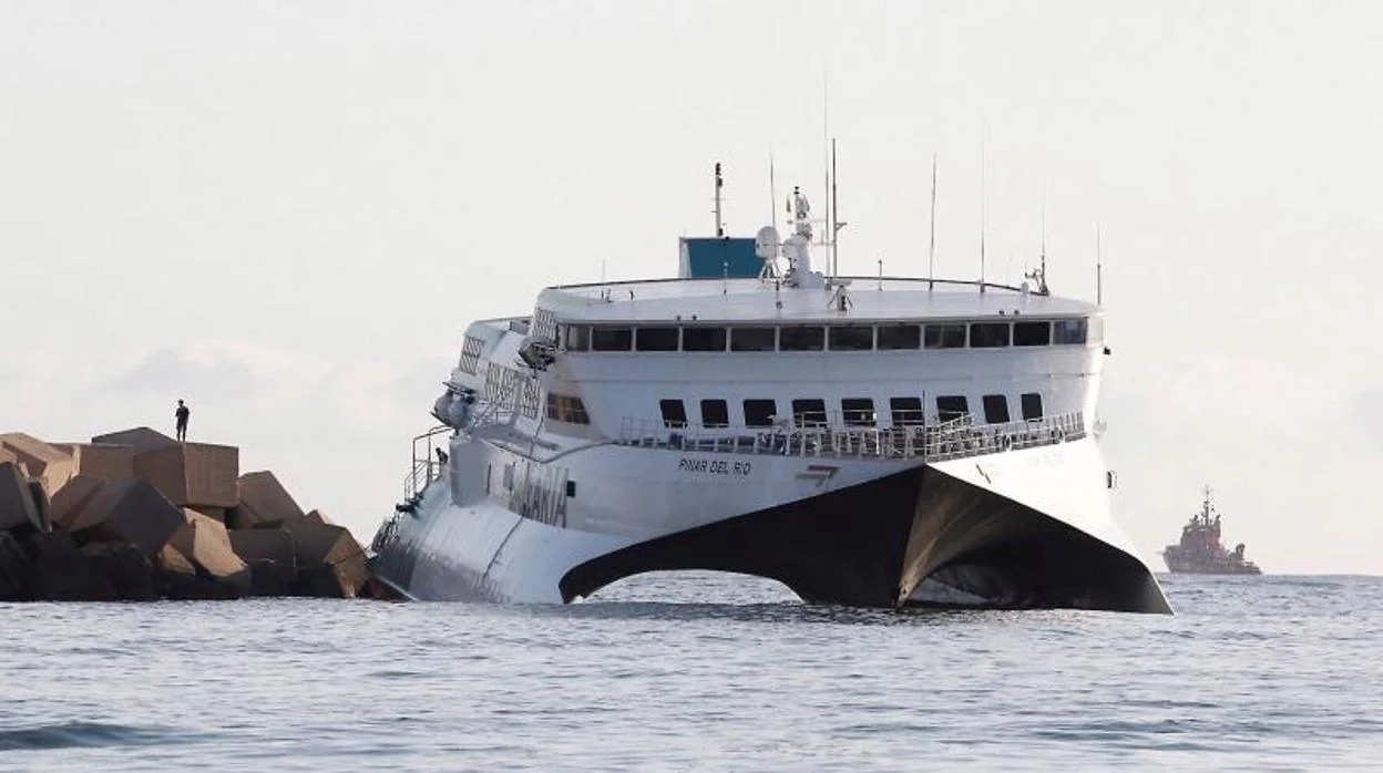 El ferry encallado en las inmediaciones del puerto de Dénia
