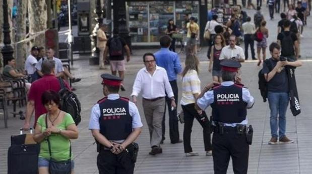 Unos ladrones asaltan, agreden y roban a cuatro turistas en Barcelona