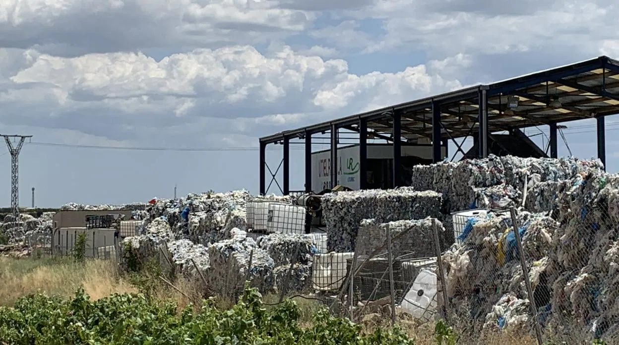 Montones de plástico en el vertedero ilegal de Utiel