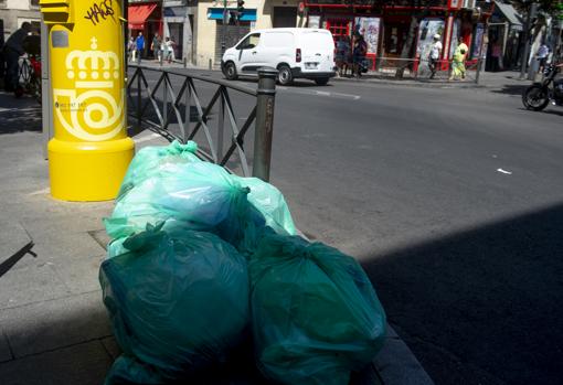 Acumulación de bolsas de basura, a mediodía, en Latina