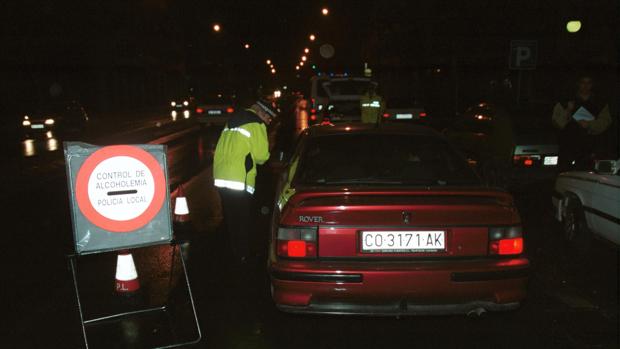 Le denuncian por conducir bebido y dos horas después lo detienen por romper coches