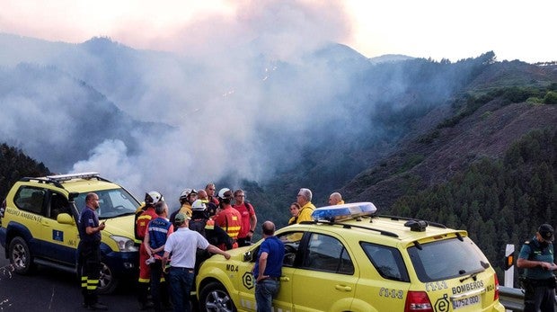 Evacúan a 8.000 personas por el fuego de Canarias