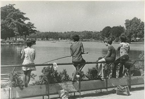 Jóvenes pescando en el lago, en el verano de 1975