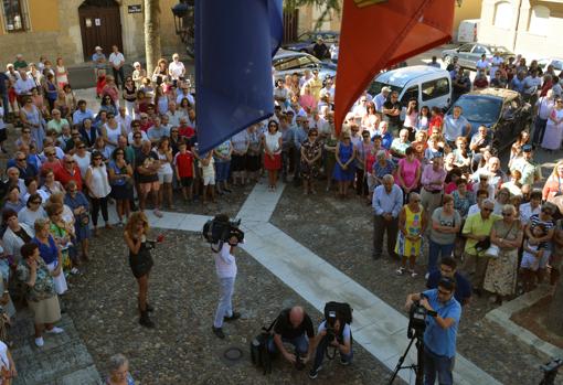 Concentración en Paredes de Nava (Palencia), pueblo natal de la víctima