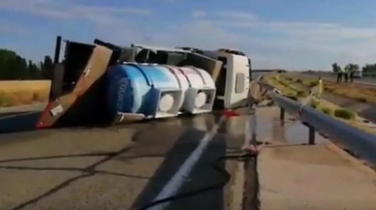 Un camión cisterna vuelca provocando la fuga de hipoclorito sódico en la R-2