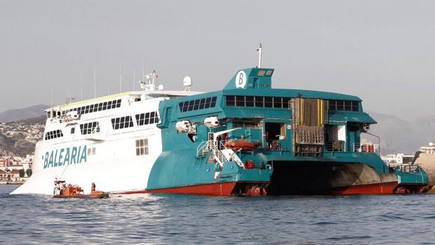 Estudian cómo reflotar el ferri encallado en Denia para salvar los coches de su interior